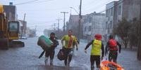 Mesmo com as chuvas, os resgates de pessoas ilhadas seguiram em Rio Grande