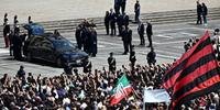 Carro com o corpo de Berlusconi chega em frente à Catedral de Milão