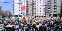 Apoiadores do Hezbollah reúnem-se durante um comício em Beirute, enquanto milhares de manifestantes saem às ruas de várias capitais do Médio Oriente em apoio aos palestinos