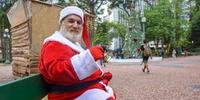 Nem mesmo o forte calor registrado nas últimas semanas afasta a alegria de José Nascimento em ser o Papai Noel da Praça da Alfândega