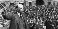 O revolucionário russo Lenin discursando para o Exército Vermelho.
