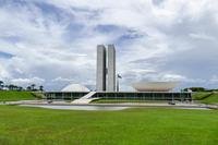Fachada do Congresso Nacional, a sede das duas Casas do Poder Legislativo brasileiro.