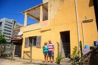 Marijane Caetano e João Batista Caetano,  de Torres, lembram que o forte vento fez ‘chover’ água do mar dentro de casa.