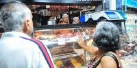 No Mercado Público seguem as buscas por carnes e frutas para a ceia da virada.