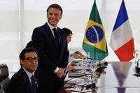 O presidente da França, Emmanuel Macron (R), gesticula ao lado do ministro da Europa e das Relações Exteriores da França, Stephane Sejourne (E), durante uma reunião bilateral com o presidente do Brasil, Luiz Inácio Lula da Silva, no Palácio do Planalto, em Brasília, em 28 de março de 2024.