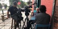 Cena do documentário 'Um Certo Cinema Gaúcho de Porto Alegre', com Enéas de Souza (de frente) sendo entrevistado