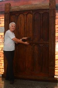 Legado em cada detalhe: Ingrid Marxen, do Museu, apresenta réplica das portas construídas pelos imigrantes