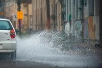 Chuva forte alaga pontos de Porto Alegre