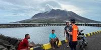Milhares deixam área remota da Indonésia após erupção de vulcão que provocou alerta de tsunami