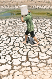 Os países tropicais, em sua maioria, serão os mais afetados por estes danos climáticos, de acordo com o estudo. Na foto, um lago seco na província de Ben Tre, no sul do Vietnã, em março deste ano.