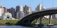 Justiça proíbe trânsito de veículos acima de 10 toneladas na ponte sobre o rio Mampituba, em Torres