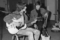 Registro  de arquivo dos Beatles com o violão a ser leiloado