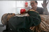 Clovisnerys Bejarano olha o corpo da mãe, Saturnina, falecida há mais de 30 anos