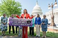 Halle Berry (de vermelho), ao lado de senadoras, aborda o tema da menopausa nos EUA