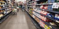 Com receio de desabastecimento, gaúchos já estão correndo aos supermercados em busca de alimentos