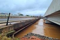 Águas do Rio do Sinos estão quase atingindo a BR-116