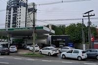 Motoristas já formam filas de veículos em postos de combustíveis temendo o desabastecimento de combustíveis em Porto Alegre