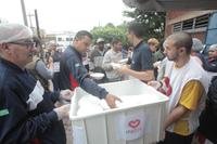 Voluntário do Projeto Unisocial, da Igreja Universal, distribuem alimentos e água para desabrigados