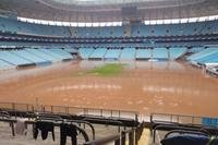 Gramado da Arena do Grêmio está tomado pelas águas do Guaíba