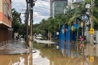 Inundações fecham ruas e avenidas de Porto Alegre