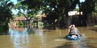 Jones de Oliveira 36 está levando água e mantimentos de caiaque a moradores isolados em Ipanema