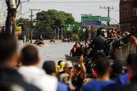Resgates e rede de solidariedade de moradores e voluntários em cenário de guerra no bairro Mathias Velho em Canoas