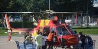 Helicópteros levam mantimentos a locais ilhados em Eldorado do Sul a partir do estacionamento da Havan de Guaíba