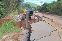 Trabalho de reconstrução após a enchente na Estrada Municipal do Vinho, em Caxias do Sul