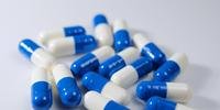 Ibuprofeno é um anti-inflamatório amplamente utilizado para febre e dor, mesmo sendo acusado de causar riscos de complicações infecciosas graves