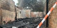 Imóvel foi praticamente destruído pelas chamas, sendo que o telhado desabou e as paredes foram afetadas pelo fogo