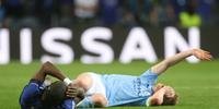 Meia Kevin De Bruyne, do Manchester City, teve duas fraturas na face por conta de um violento choque com o zagueiro alemão Rüdiger