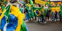 Com bandeiras do Brasil e camisetas da Seleção Brasileira, protestos continuam na Capital nesta terça