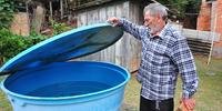 Juarez Flores, morador do bairro Aberta dos Morros, em Porto Alegre, armazena água doada por amigos em um reservatório envelhecido.