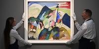 A pintura de Kandinsky, de aproximadamente um metro quadrado, oferece uma visão colorida da cidade alemã de Murnau