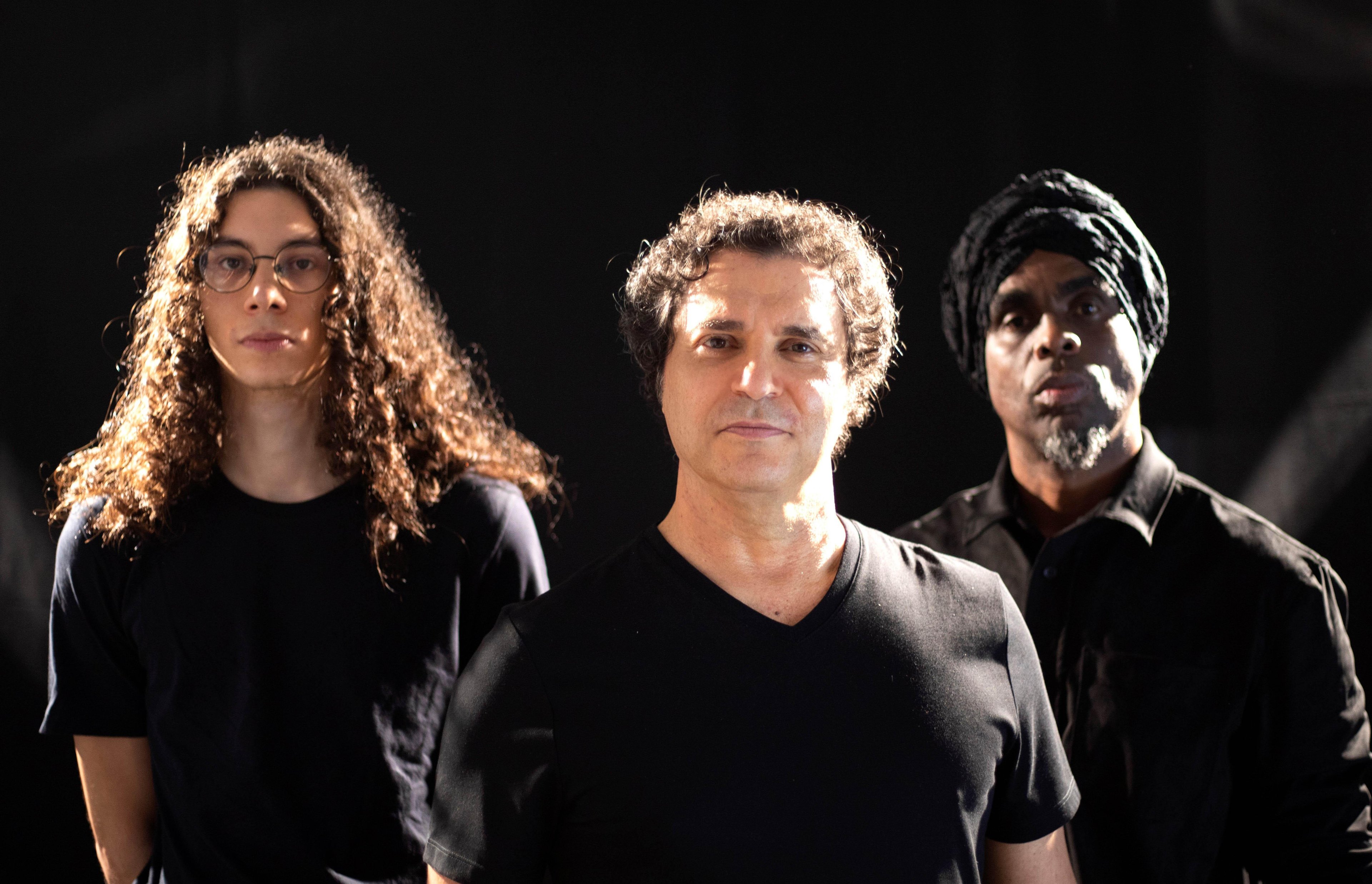Rafael Frejat, Roberto Frejat e Maur&iacute;cio Almeida formam o Frejat Trio, que se apresenta em Porto Alegre neste s&aacute;bado &agrave; noite