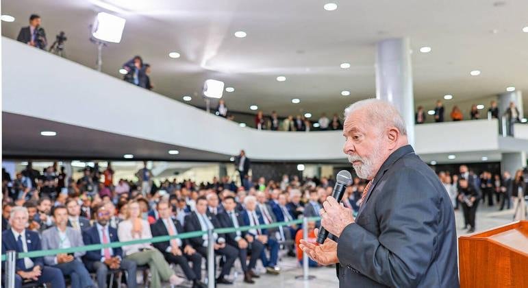 Presidente Lula em reuni&atilde;o com sindicalistas