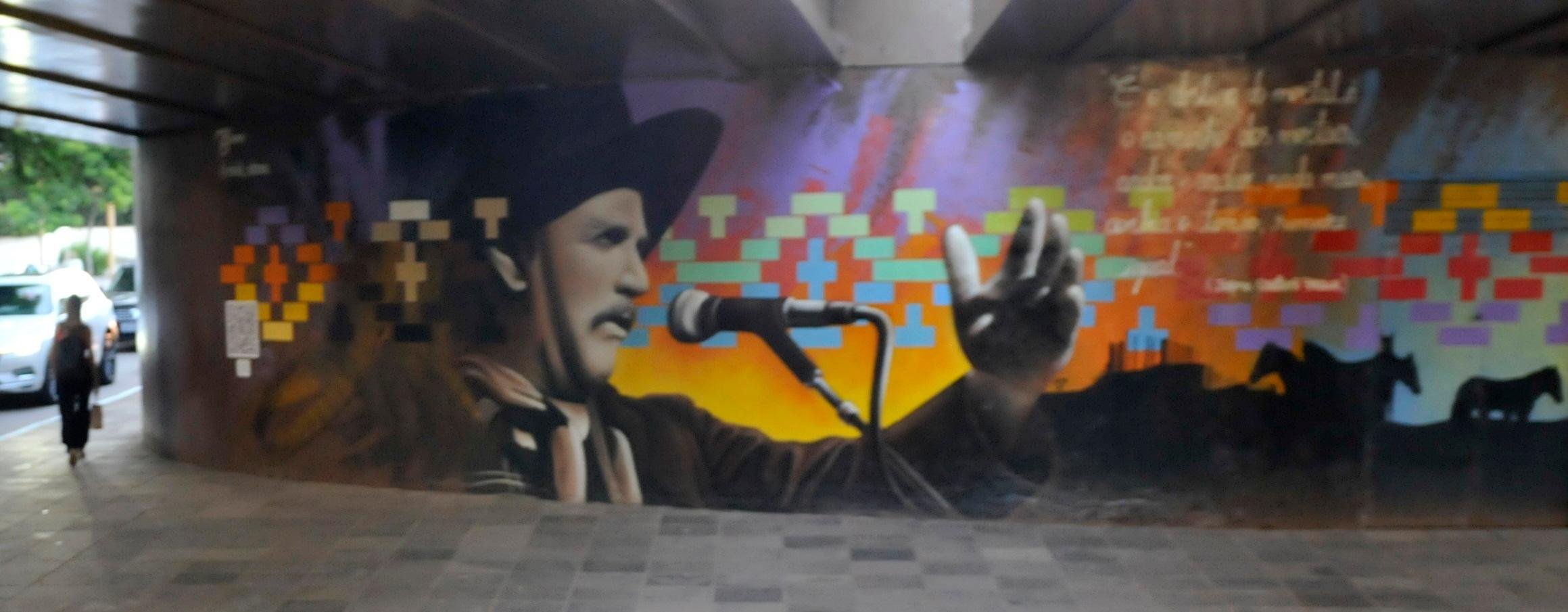 Viaduto agora conta com grafites que retratam o poeta ga&uacute;cho Jayme Caetano Braun, que d&aacute; nome ao local
