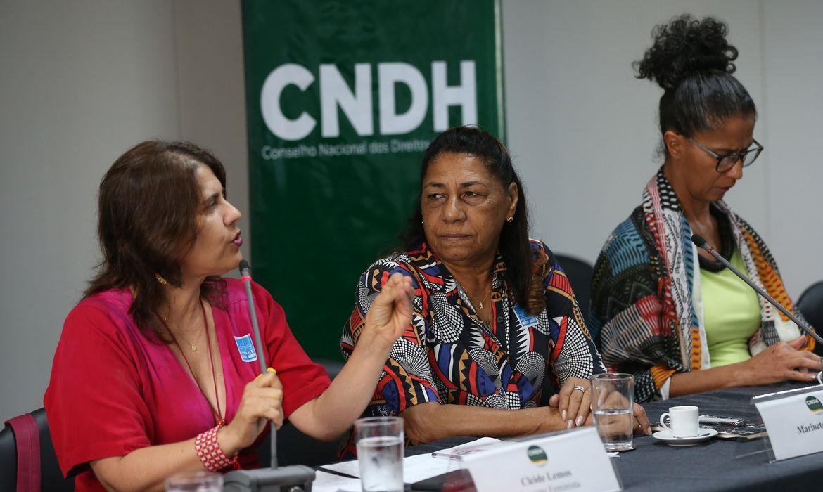 Marinete da Silva, m&atilde;e de Marielle, ao centro