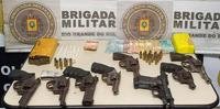 Houve ainda recolhimento de 21 munições, mais de um quilo de maconha, 24 pinos de cocaína e R$ 1.206,00 em dinheiro