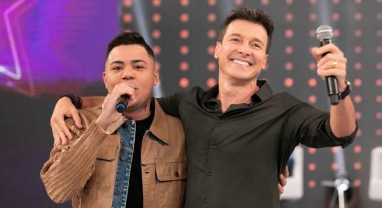 Felipe Ara&uacute;jo tamb&eacute;m canta os seus sucessos no palco do Hora do Faro