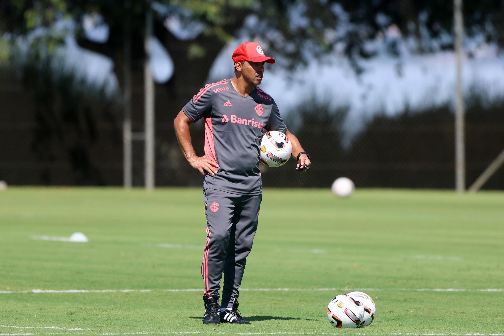 Sidnei Lobo substituiu Mano Menezes, que estava suspenso pelo terceiro cart&atilde;o amarelo