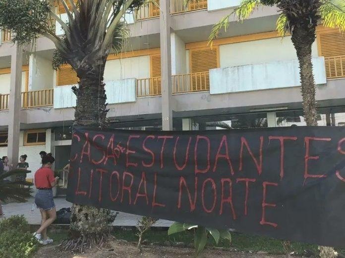 Alunos se manifestaram em frente ao local