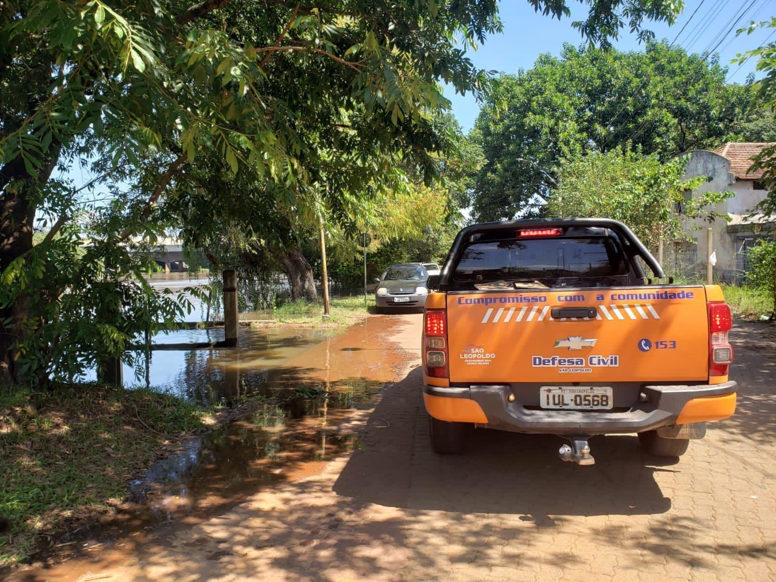 Membros da Defesa Civil estiveram neste final de semana em dois pontos do munic&iacute;pio