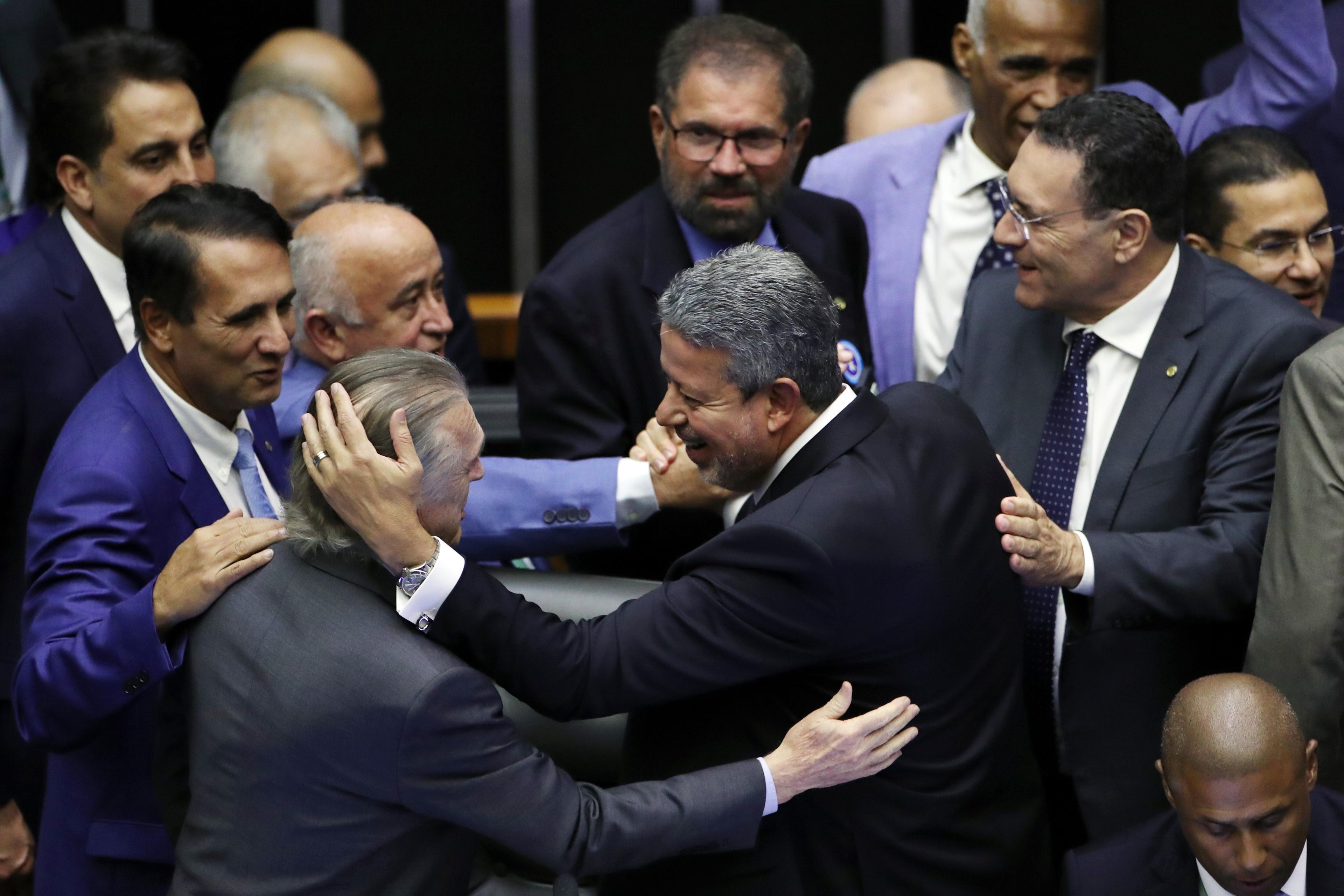 Luciano Bivar (a esquerda) e Arthur Lira (a direita) desejam presidir a nova sigla