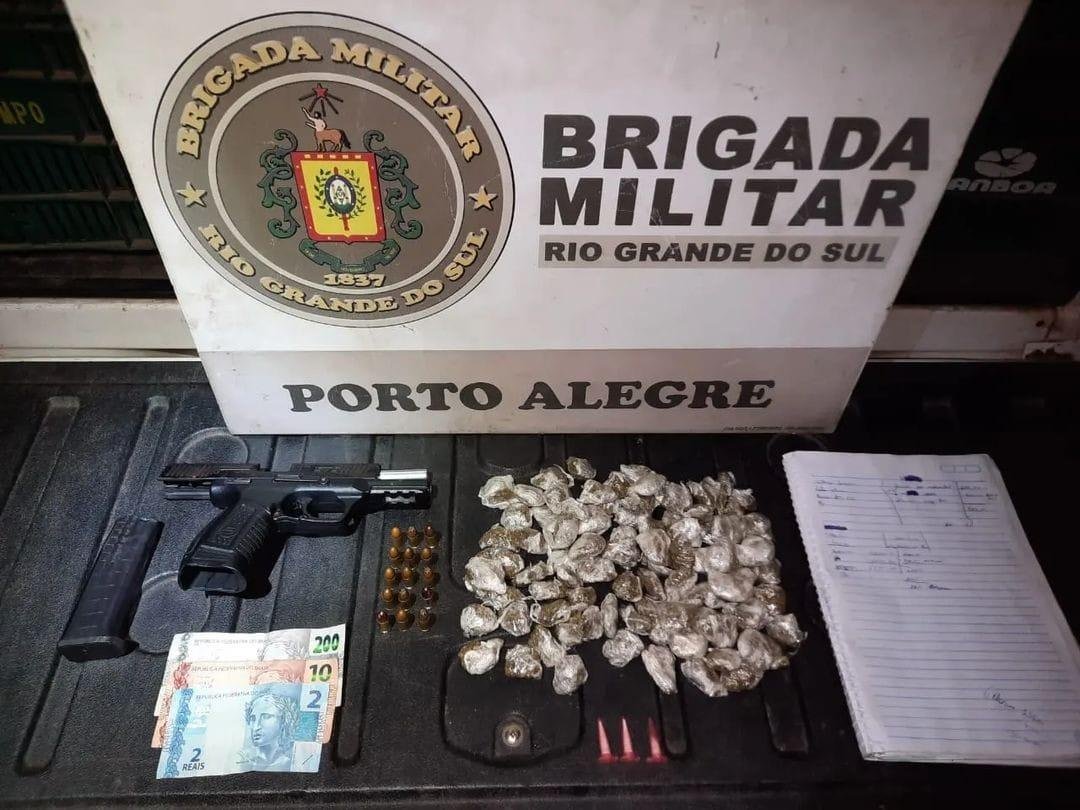 Foram apreendidas uma arma, drogas, dinheiro e um caderno com poss&iacute;veis anota&ccedil;&otilde;es de vendas de entorpecentes.