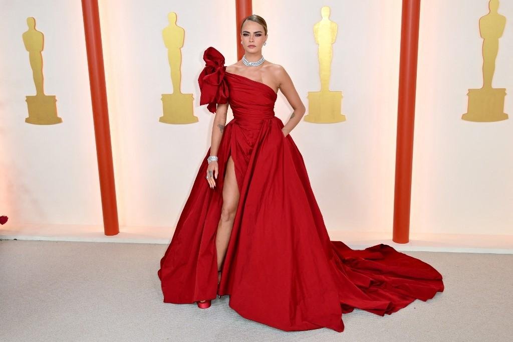 Cara Delevingne apostou em um look vermelho com uma grande fenda