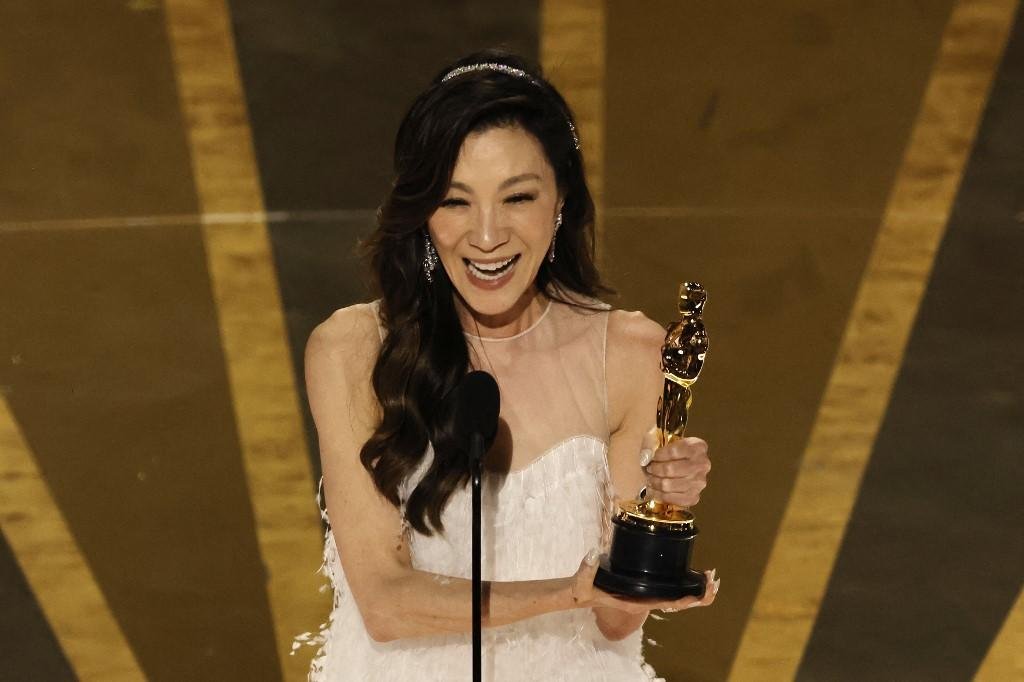 Michelle Yeoh, atriz com 60 anos, ressaltou:  "N&atilde;o deixe que ningu&eacute;m diga para voc&ecirc;s que j&aacute; passaram da idade!"