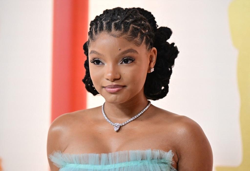 A cantora e atriz Halle Bailey participou da festa do Oscar, quando foram divulgados trailer e p&ocirc;ster