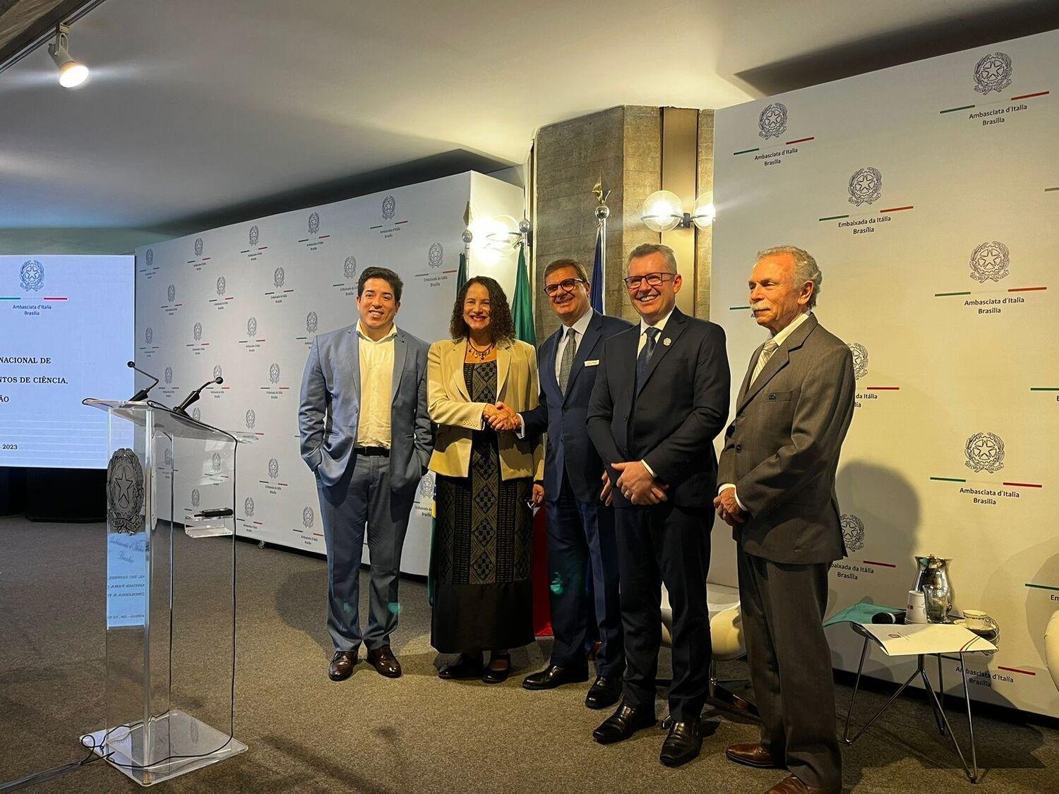 Luciana Santos no encontro na embaixada italiana