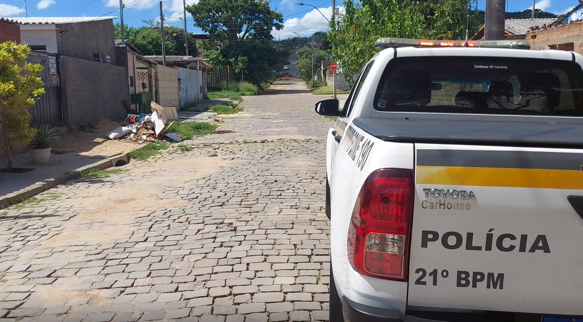 Os dois homens presos ainda tentaram fugir da viatura